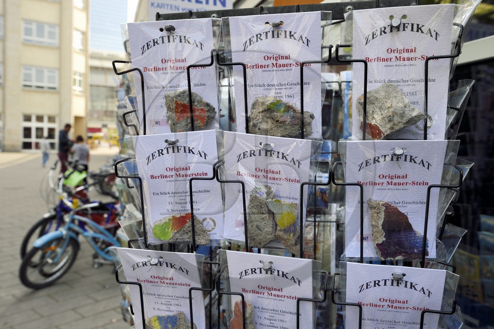 Allemagne, Berlin, fragments du mur de Berlin vendus comme souvenirs