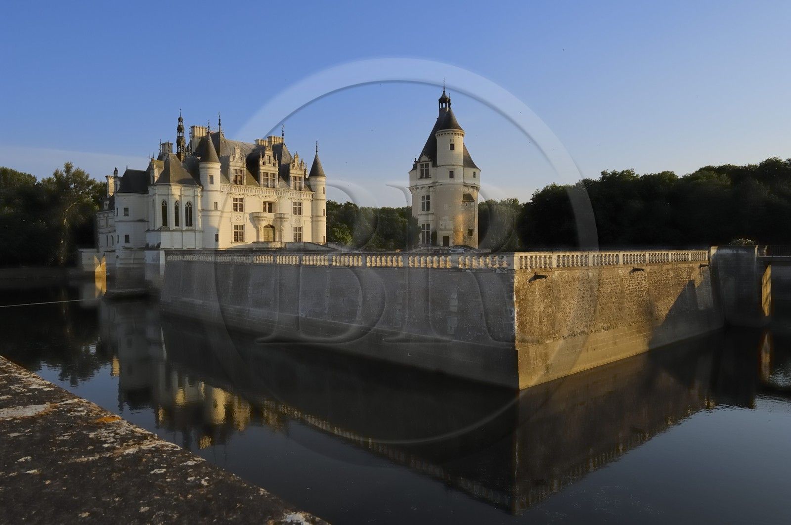 France, Indre-et-Loire (37), château de Chenonceau édifié de 1513 à 1521 de style Renaissance et la tour des Marques