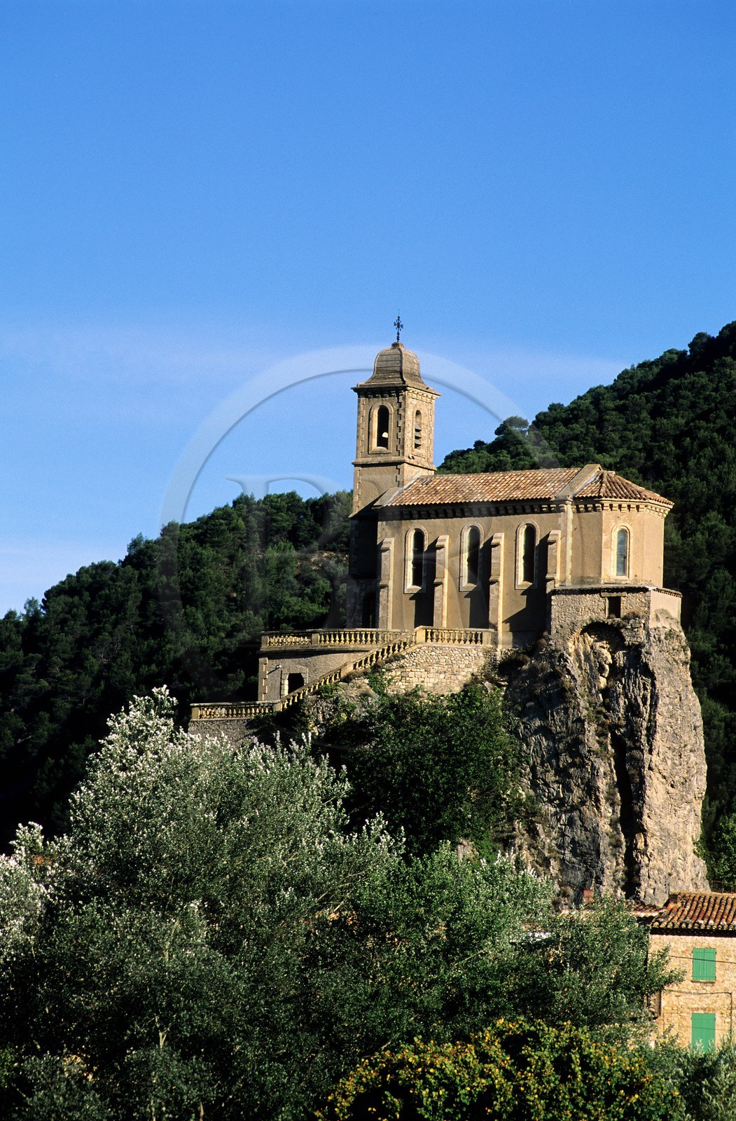France, Drôme (26), Drôme provençale, Pierrelongue, église perchée dans les Baronnies