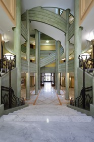 France, Alpes-Maritimes (06), Nice, quartier des Baumettes, l'immeuble Art déco Le Gloria Mansions, le grand hall d'entrée, monumental escalier central à cage elliptique