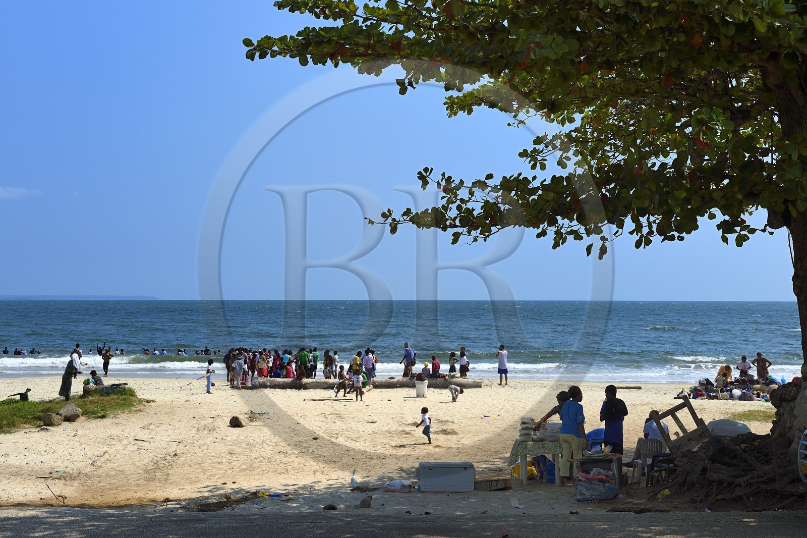 Gabon, Libreville, la très populaire plage du lycée Leon M'Ba