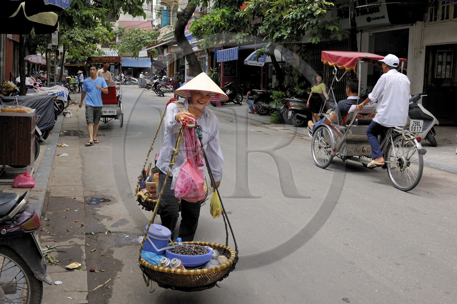 Vietnam, Hanoï, vieille ville, restoratrice de rue avec sa palanche