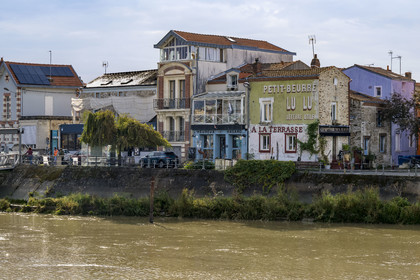 France, Loire-Atlantique (44), banlieue de Nantes, Rezé, quartier Trentemoult, cafés et restaurants sur le quai Robert Surcouf