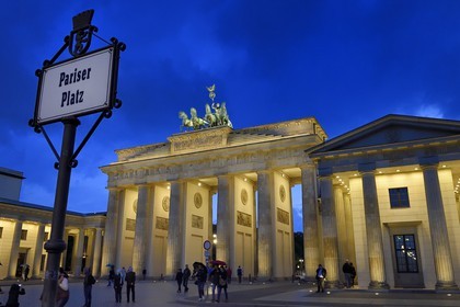 Allemagne, Berlin, Porte de Brandebourg sur l'avenue Under den Linden et Pariser platz