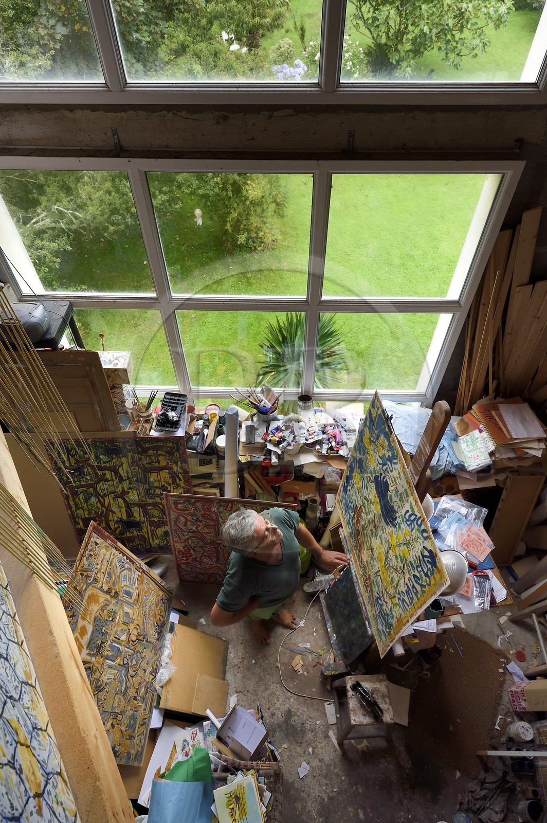France, Finistère (29), Lannilis, Prat Ar Coum, l'artiste peintre Loic Madec dans son atelier