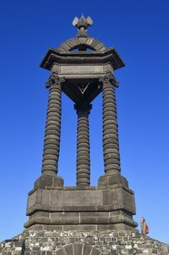 France, Puy-de-Dôme (63), plateau de Gergovie, site historique de la bataille entre les Arvernes et les légions de César en 52 avant Jésus-Christ, monument commémoratif de Gergovie dédié à Vercingétorix par l'architecte Jean Teillard en 1900