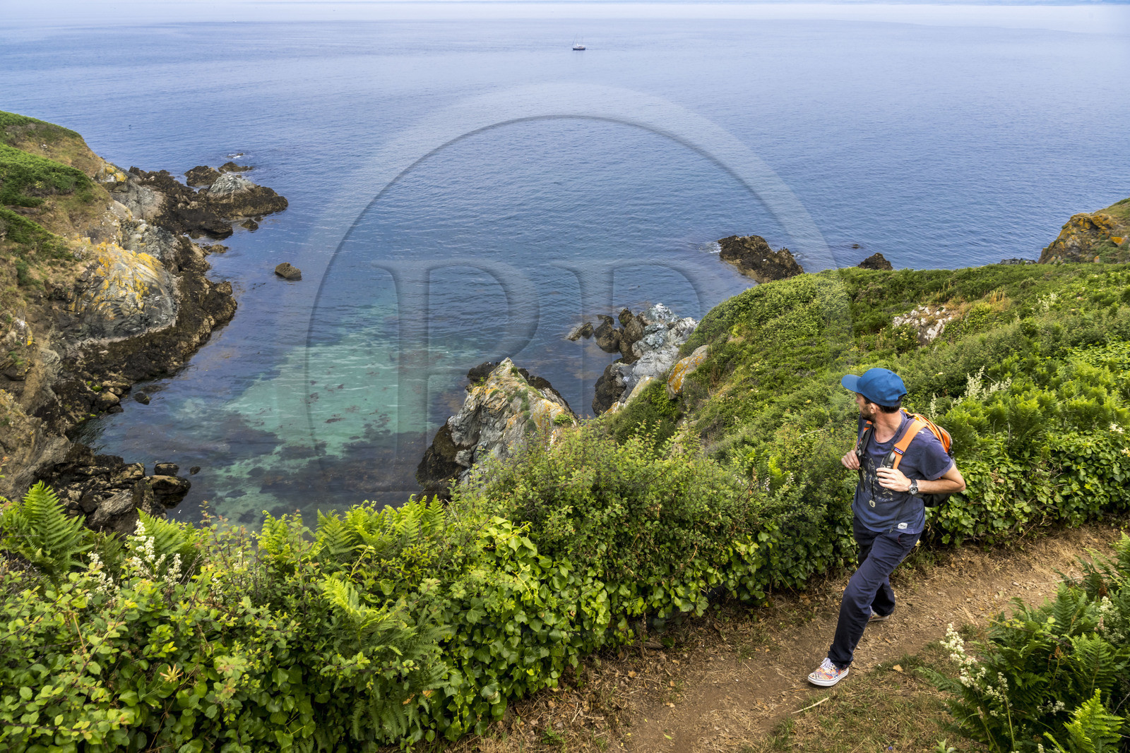 France, Morbihan (56), Ile de Groix, la réserve naturelle Francois Le Bail de la Pointe de Pen-Men, randonneur sur le sentier côtier