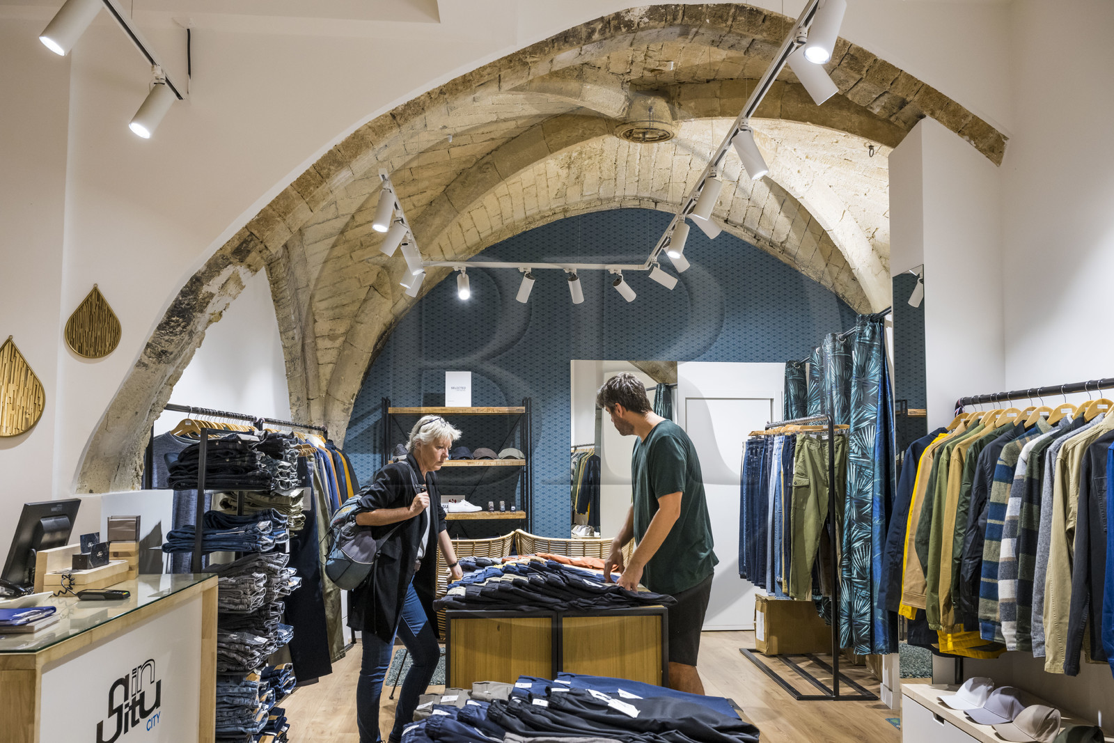 France, Hérault (34), Montpellier, centre historique appelé l'Ecusson, la rue de l'ancien Courrier, boutique In Situ située dans une maison médiévale dont on peut voir l'architecture