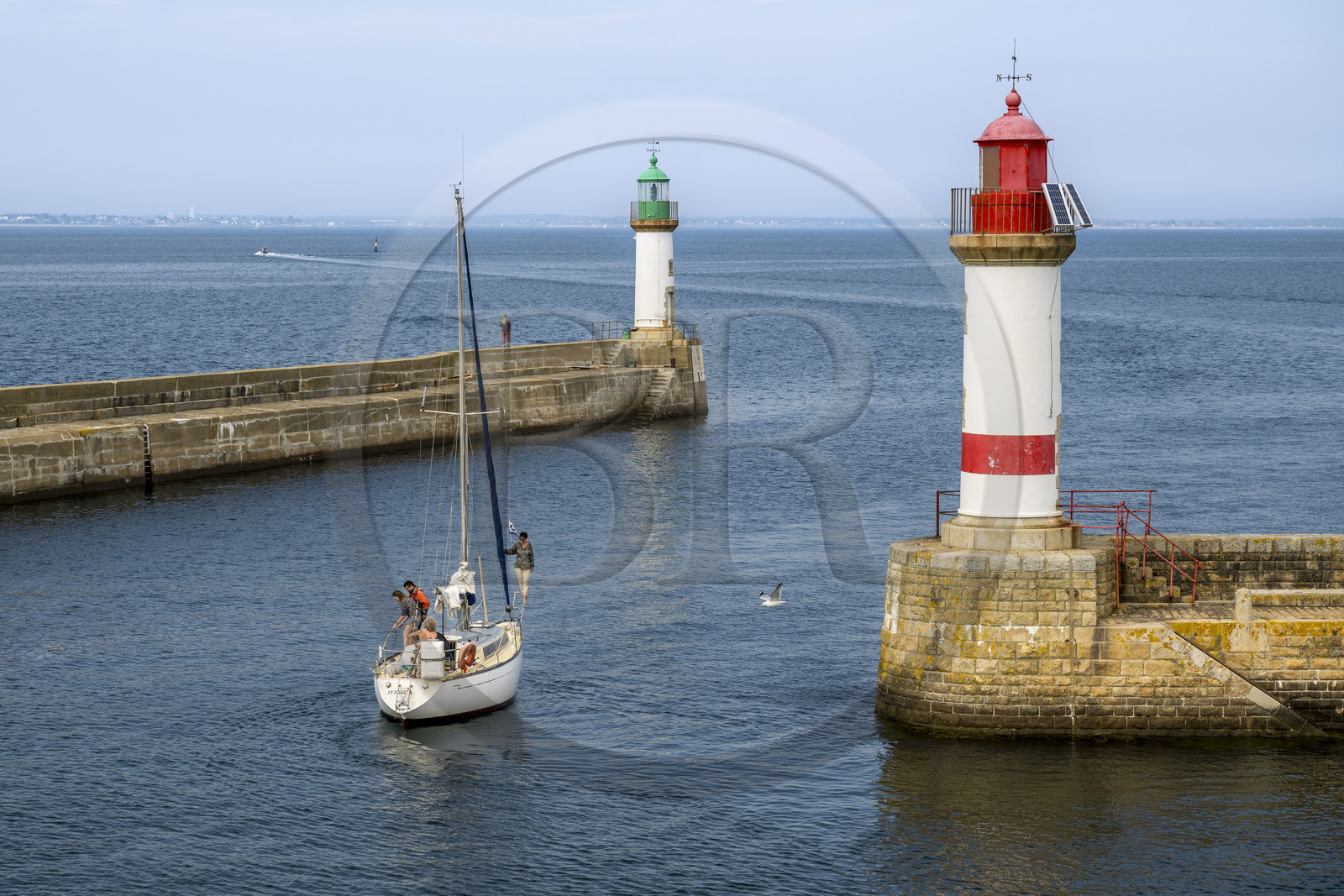 France, Morbihan (56), Ile de Groix, Port Tudy, voilier entre les deux balises à l'entrée du port