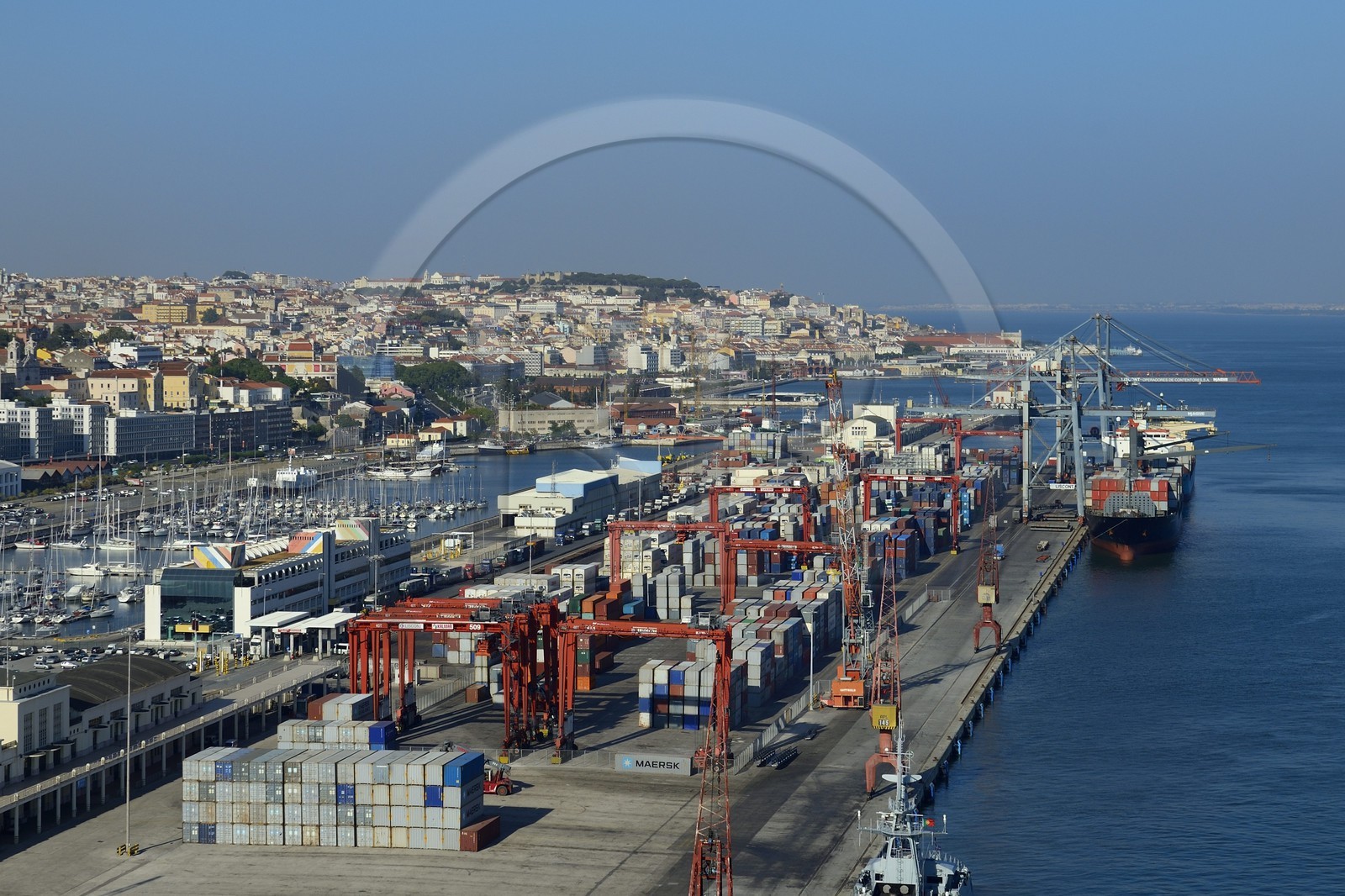 Portugal, Lisbonne, le port de commerce sur le Tage et la vieille ville en arrière plan Portugal, Lisbonne, le port de commerce sur le Tage et la vieille ville en arrière plan