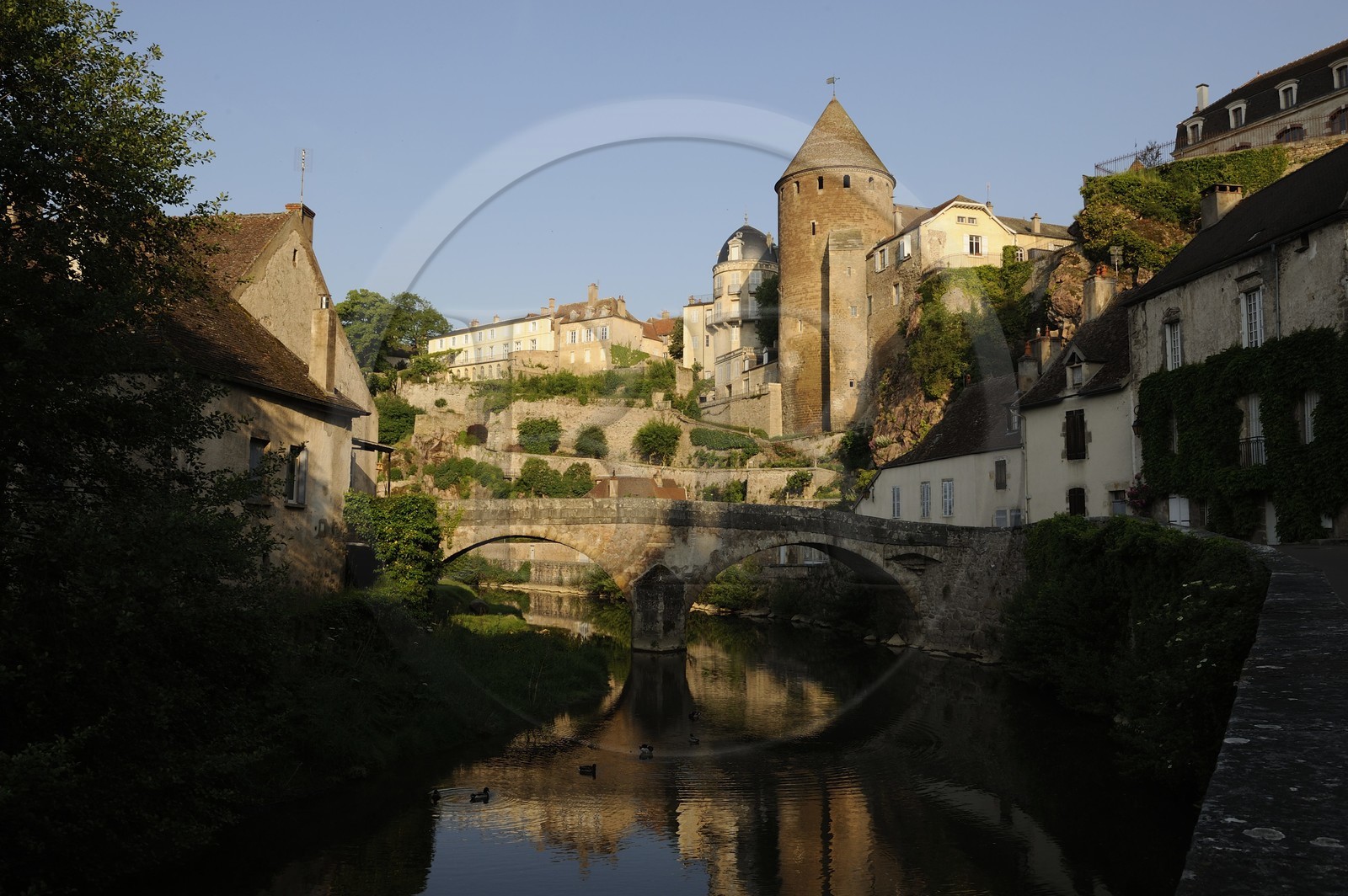 France, Côte d'Or (21), Semur-en-Auxois, la Tour Margot dominant les bords de la rivière l'Armançon et le pont Pinard
