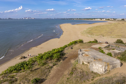 France, Loire-Atlantique (44), Saint-Brévin-Les-Pins, blockhaus du Mur de l'Atlantique à la plage du Pointeau, pont de Saint-Nazaire au-dessus de l'estuaire de la Loire et Saint-Nazaire en arrière plan (vue aérienne)