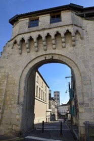France, Meuse (55), Verdun, Porte Chatel du XIIe siècle, plus ancienne entrée de la ville qui faisait partie des remparts qui encerclaient la Ville Haute, également appelée Porte de Champagne, la cathédrale en arrière plan