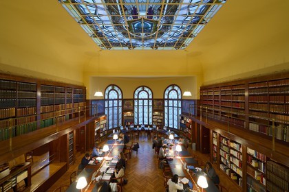 France, Marne (51), Reims, la bibliothèque Carnegie de style Art Nouveau, les trois baies vitrées et la verrière zénithale de la salle de lecture furent dessinées par le maitre verrier nancéien Jacques Gruber