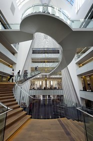 France, Bas-Rhin (67), Strasbourg, Neustadt quartier allemand classé au Patrimoine Mondial de l'UNESCO, place de la Liberté, bibliothèque nationale et universitaire (BNU), escalier monumental par architecte ANMA-Agence Nicolas Michelin et associés