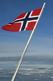 Groenland, cote Nord-Ouest, Smith sound, drapeau norvégien du bateau de croisière MS Fram de la compagnie Hurtigruten flottant sur la banquise