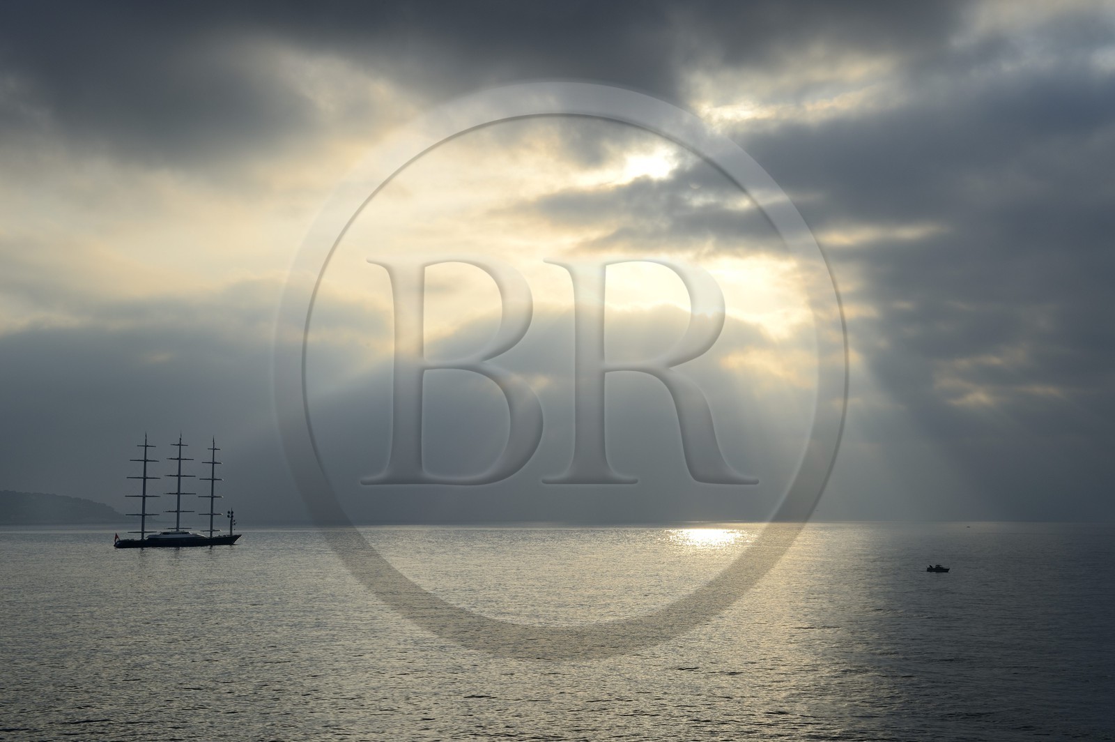 Principauté de Monaco, luxueux voilier en rade de Monaco