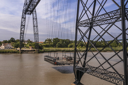 France, Charente-Maritime (17), Rochefort, le pont transbordeur de Rochefort (ou Martrou) construit par Ferdinand Arnodin en 1900, la nacelle en translation au dessus du fleuve Charente (vue aérienne)
