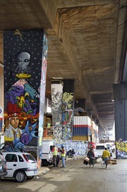 Afrique du Sud, province de Gauteng, Johannesburg, CBD (Central Business District), Newtown, peintures murales sous l'autoroute M1 De villiers Graaff motorway