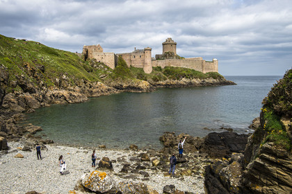 France, Ille-et-Vilaine (35), Côte d'Emeraude, Plévenon, petite crique en contrebas du Fort la Latte à la pointe de la Latte