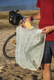 France, Maine-et-Loire (49), vallée de la Loire classée au Patrimoine Mondial par l'UNESCO, Saumur vers Saint-Hilaire, randonnée à bicyclette le long des berges de la Loire, campement pour la nuit sur un des bancs de sable formant des îles sur la Loire, sac poubelle pour déchets organiques