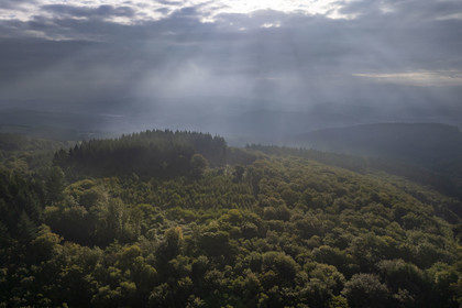 France, Saône-et-Loire (71), parc naturel régional du Morvan, Saint-Léger-sous-Beuvray, les montagnes à l'Est du mont Beuvray dans la brume matinale (vue aérienne)