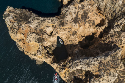 Portugal, Algarve, Lagos, découverte en bateau des grottes dans les falaises escarpées de la Ponta da Piedade (vue aérienne)