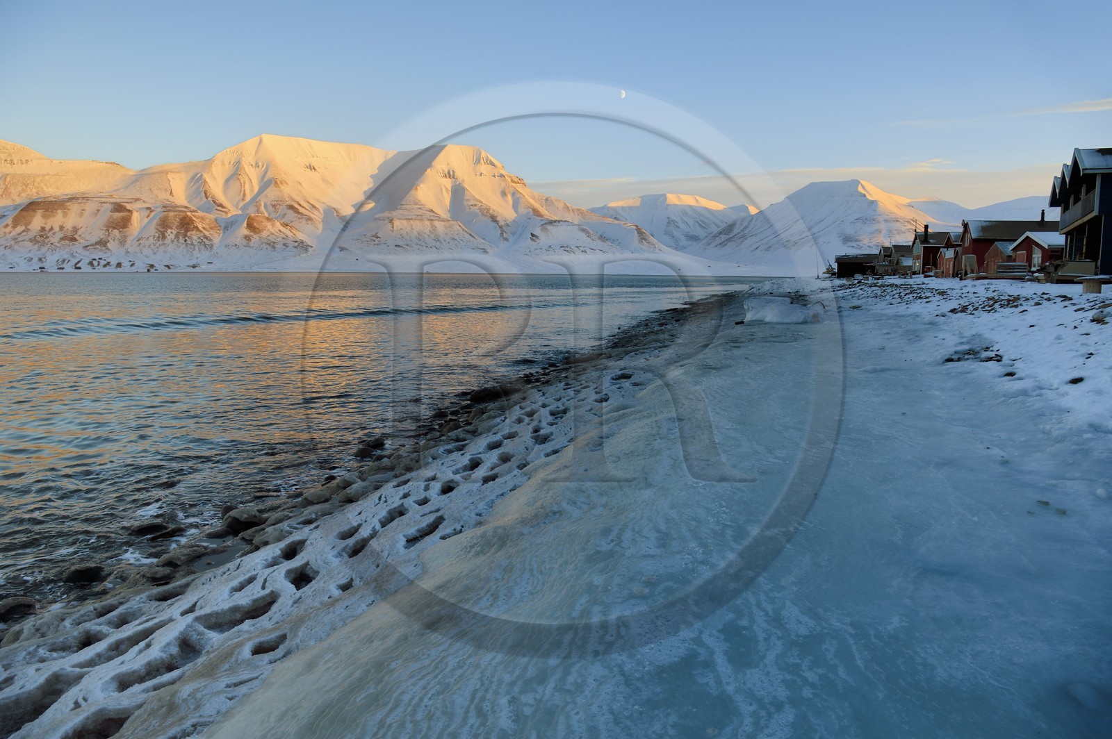 Norvège, Svalbard, Spitzberg, Longyearbyen, maisons en bois en bordure de l'Adventfjorden, dentelle d'eau salée glacée
