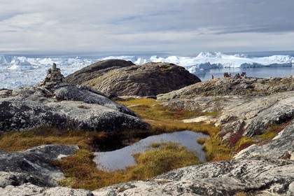 Groenland, cote ouest, baie de Disko, Ilulissat, randonneurs en bordure du fjord glacé classé Patrimoine Mondial de l'UNESCO qui est l’embouchure maritime du glacier Sermeq Kujalleq (Jakobshavn Glacier)