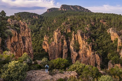 France, Var (83), entre Bagnols-en-Forêt et Roquebrune-sur-Argens, randonneur à l'entrée des Gorges du Blavet (vue aérienne)