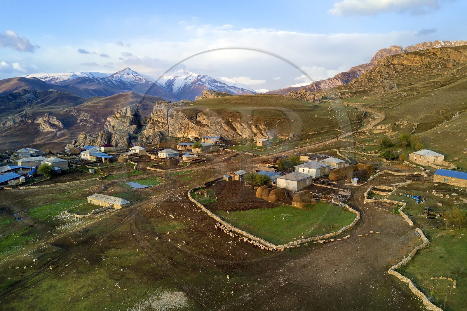 Azerbaïdjan, région de Quba (Guba), chaine de montagne du Grand Caucase, village de Giriz à l'aube (vue aérienne) Azerbaïdjan, région de Quba (Guba), chaine de montagne du Grand Caucase, village de Giriz à l'aube (vue aérienne)