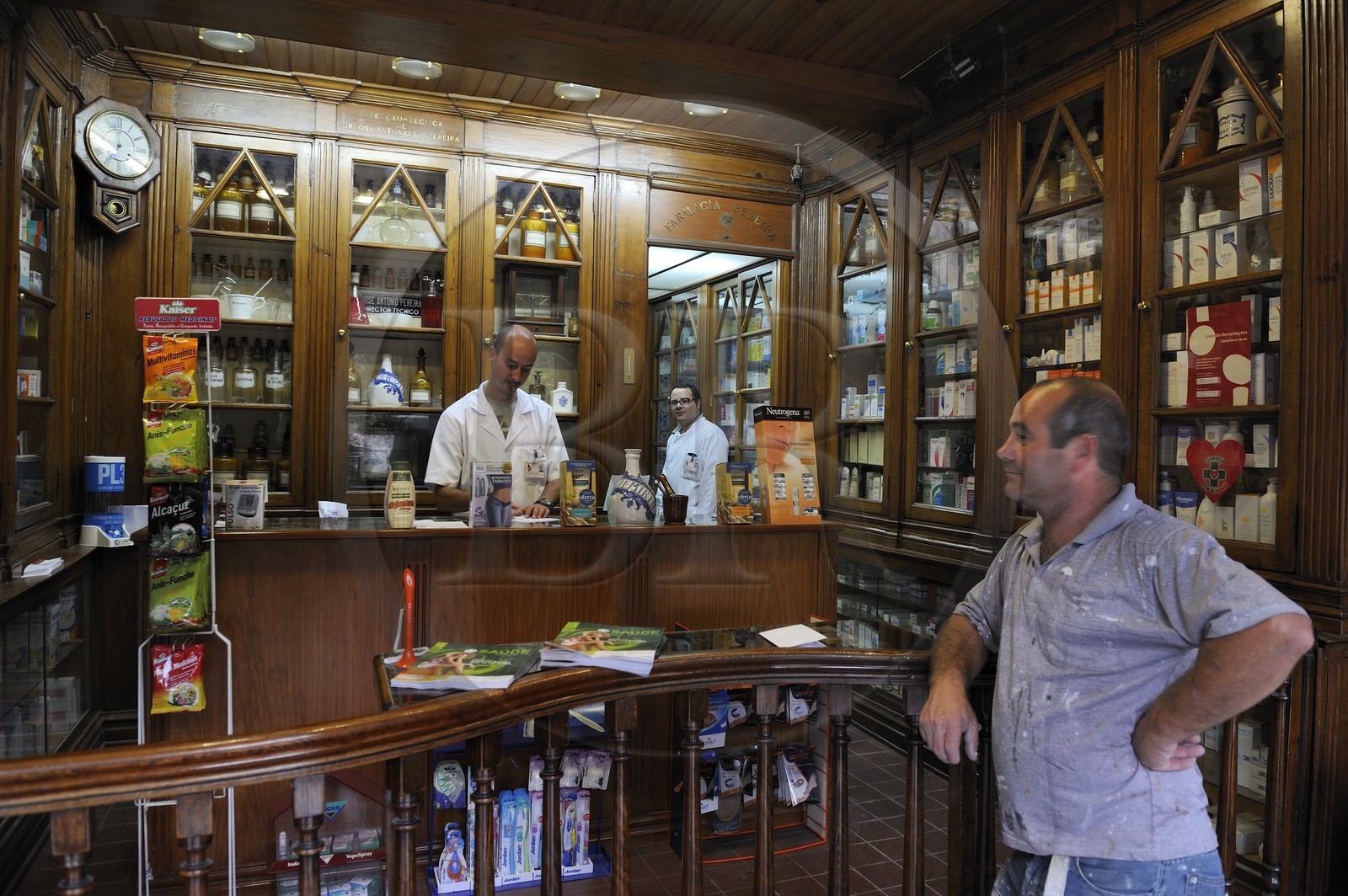 Portugal, région du Minho, Guimaraes, ville classée Patrimoine Mondial de l' UNESCO, pharmacie historique Pereira sur la place Largo do Toural