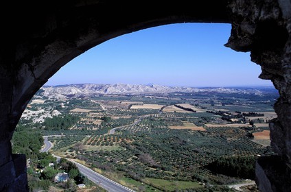 France, Bouches-du-Rhône (13), Les Baux-de-Provence, labellisé Les Plus Beaux Villages de France, contreforts des Alpilles depuis le donjon du château