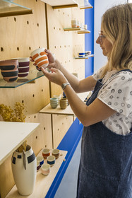 France, Alpes-Maritimes (06), Vallauris, la céramiste Maureen Stengel-Guillot de l'atelier MSG Céramique