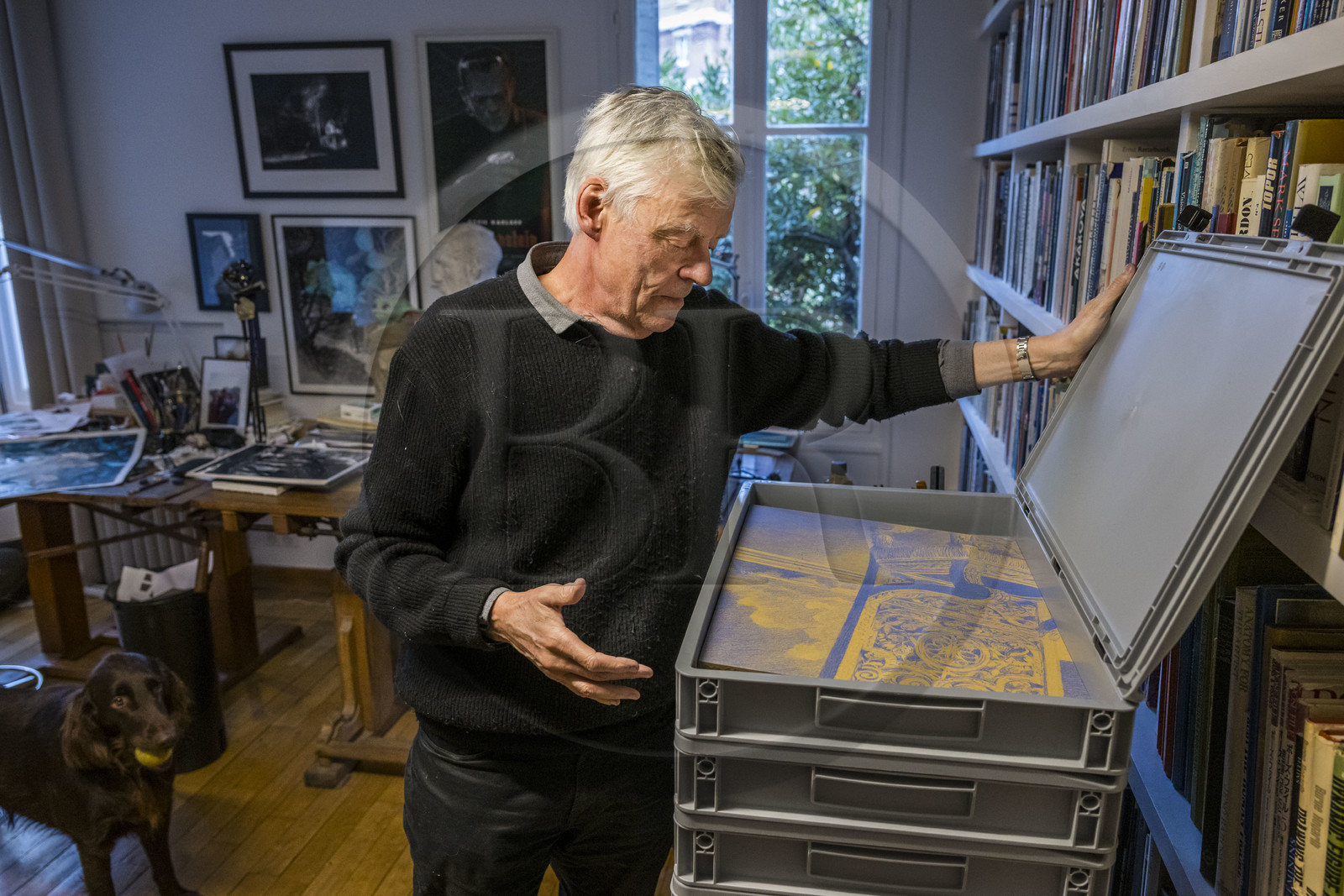 France, Paris (75), le dessinateur et auteur de bande-dessinée François Schuiten dans son atelier parisien, son dessin sur une des futures plaques de céramique qui orneront le quai de la station de métro Pont de Sèvres du futur réseau du Grand Paris Express