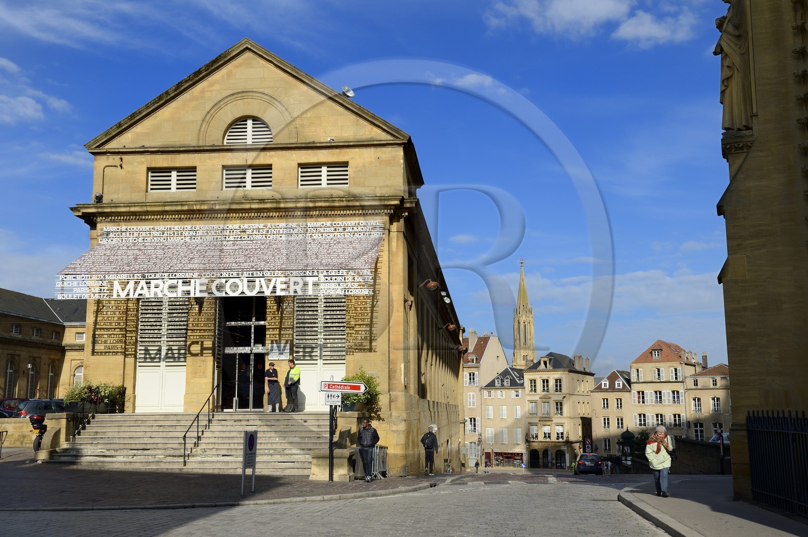 France, Moselle (57), Metz, le marché couvert est une halle marchande située aux abords directs de la cathédrale France, Moselle (57), Metz, le marché couvert est une halle marchande située aux abords directs de la cathédrale