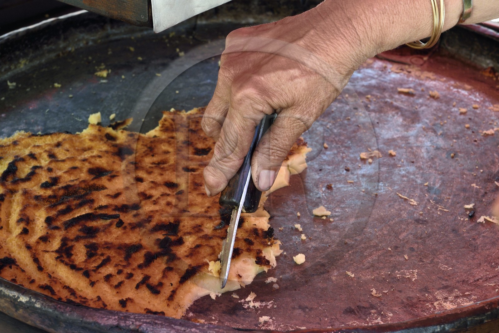 France, Var (83), Toulon, vente de la spécialité locale la Cade (galette de farine de pois chiches) sur le  Cours Lafayette