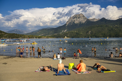 France, Hautes Alpes (05), Chorges, lac de Serre-Ponçon, la baie et la chapelle Saint-Michel, le sommet du Pic de Morgon (2324 m) en arrière-plan
