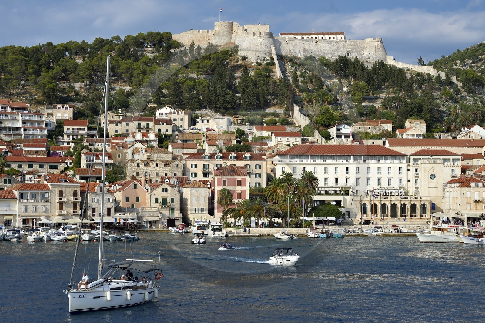 Croatie, Dalmatie, cote dalmate, Ile de Hvar, la ville de Hvar dominé par la Forteresse Espagnole