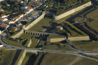France, Charente-Maritime (17), ile de Ré, ville de Saint-Martin-de-Ré, fortifications de Vauban (XVII ème siècle), Porte des Campani (vue aérienne)