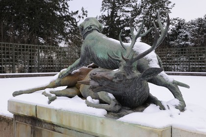 France, Yvelines (78), parc du château de Versailles sous la neige, classé Patrimoine Mondial de l'UNESCO, fontaine Le point du jour de anciennement Cabinet des animaux