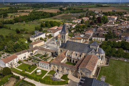 France, Vendée (85), Nieul-sur-l'Autise, Abbaye royale Saint-Vincent fondée en 1069, abrite la tombe d'Aénor de Châtelleraut mère d'Alienor d'Aquitaine (vue aérienne)