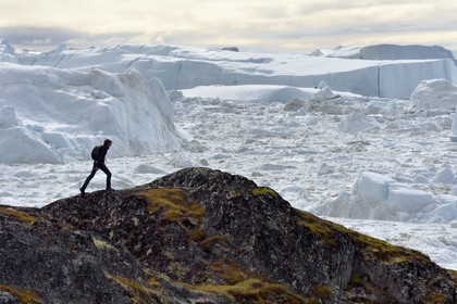Groenland, cote ouest, baie de Disko, Ilulissat, randonneur en bordure du fjord glacé classé Patrimoine Mondial de l'UNESCO qui est l’embouchure maritime du glacier Sermeq Kujalleq (Jakobshavn Glacier)