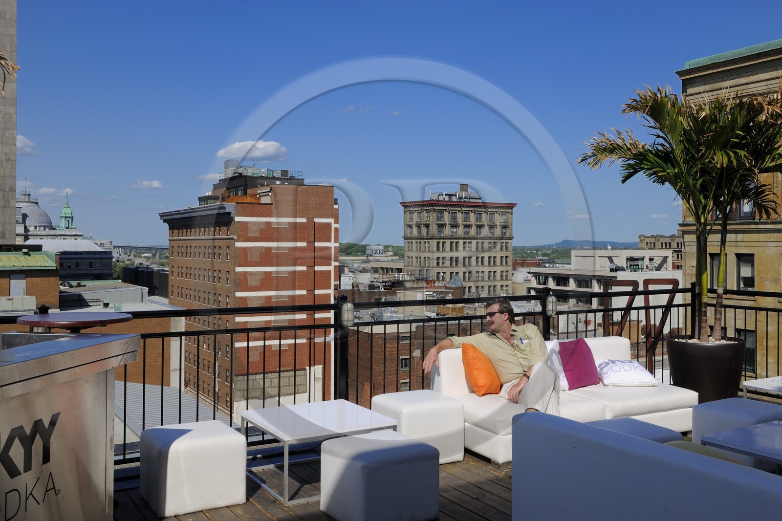 Canada, province de Québec, Montréal, quartier du Vieux-Montréal, le Vieux-Port, café terrasse de l'hotel de la place d'arme