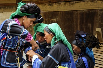 Vietnam, Lao Cai province, North-West Sapa district, multi-ethnic market at Muong Hum, women from the Ha Nhi minority