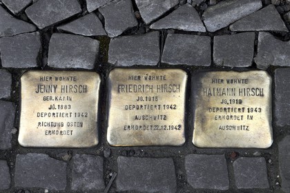 Germany, Berlin, Spandauer Vorstadt in Berlin-Mitte, embedded in the sidewalks of 63 German cities, Stolpersteine ​​honor the deportees