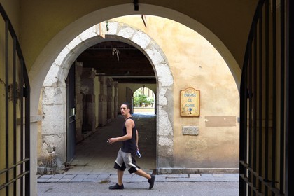 France, Var (83), Toulon, quartier du petit Chicago, la sortie du passage du Globe dans la rue des Riaux
