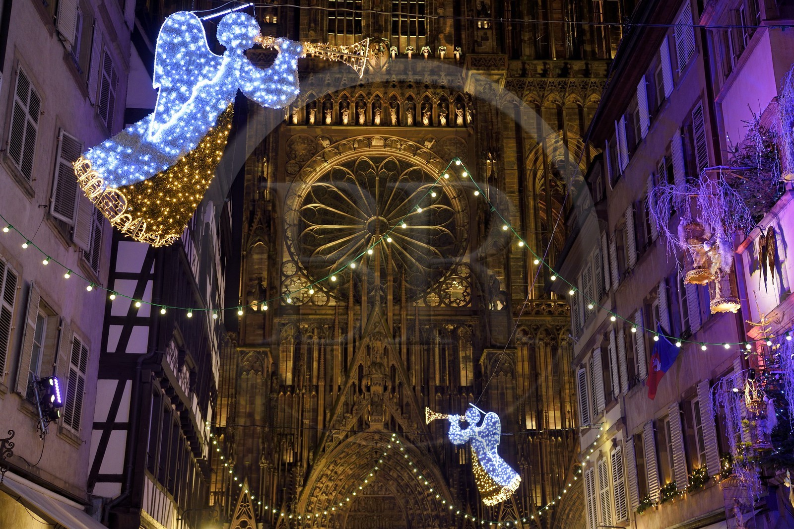 France, Bas-Rhin (67), Strasbourg, vieille ville classée au Patrimoine Mondial de l'UNESCO, anges en décorations de Noël dans la rue Mercière et Cathédrale Notre-Dame France, Bas-Rhin (67), Strasbourg, vieille ville classée au Patrimoine Mondial de l'UNESCO, anges en décorations de Noël dans la rue Mercière et Cathédrale Notre-Dame