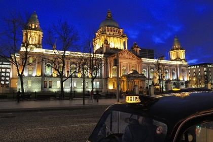 United Kingdom, Northern Ireland, Belfast, black taxi in front of the City Hall on Donegall square