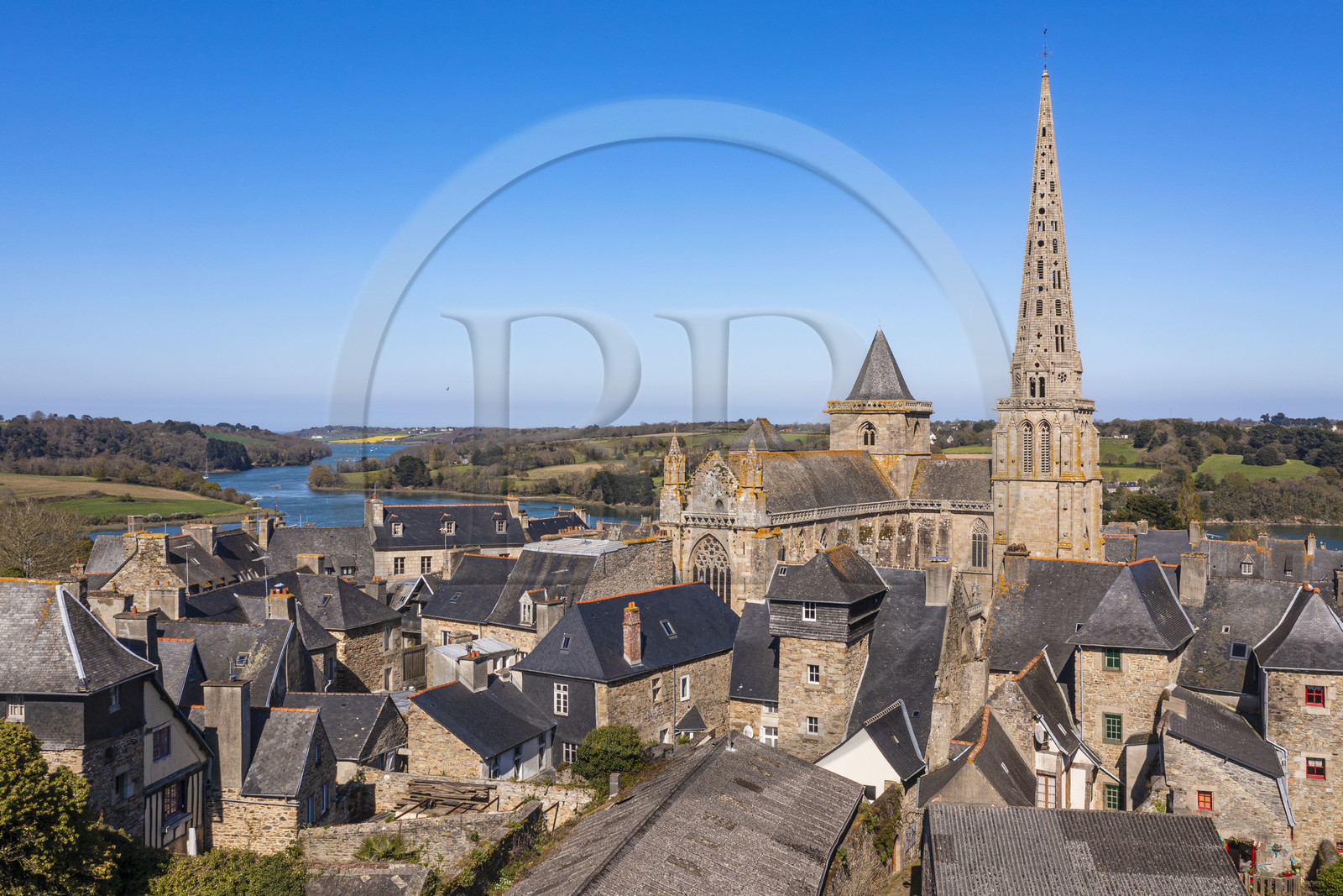 France, Côtes-d'Armor (22), Tréguier, cathédrale Saint-Tugdual et le fleuve Jaudy en arrière plan (vue aérienne)